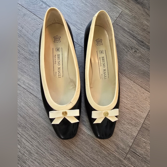 Bruno Magli Italy Bow Pumps Navy Cream Size 7 Preppy Coastal Chic Girlie - Picture 2 of 12